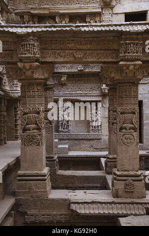 Geschnitzte Innenwände von Rani ki Vav, ein aufwendig konstruierte stepwell am Ufer des Flusses Saraswati. Patan, Gujarat, Indien. Stockfoto