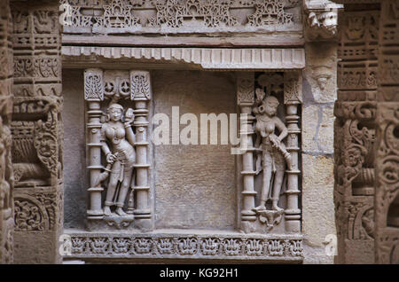 Geschnitzte Innenwände von Rani ki Vav, ein aufwendig konstruierte stepwell am Ufer des Flusses Saraswati. Patan, Gujarat, Indien. Stockfoto