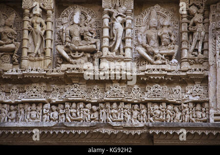 Geschnitzte Innenwände von Rani ki Vav, ein aufwendig konstruierte stepwell am Ufer des Flusses Saraswati. Patan, Gujarat, Indien. Stockfoto