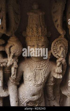 Geschnitzte götzen an der inneren Gehäusewand Rani ki Vav, ein aufwendig konstruierte stepwell am Ufer des Flusses Saraswati. Patan, Gujarat, Indien. Stockfoto