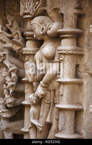 Geschnitzte götzen an der inneren Gehäusewand Rani ki Vav, ein aufwendig konstruierte stepwell am Ufer des Flusses Saraswati. Patan, Gujarat, Indien. Stockfoto