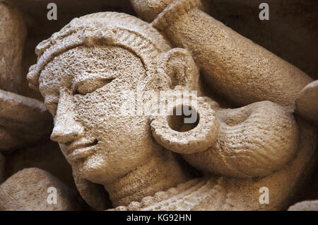 Geschnitzte götzen an der inneren Gehäusewand Rani ki Vav, ein aufwendig konstruierte stepwell am Ufer des Flusses Saraswati. Patan, Gujarat, Indien. Stockfoto