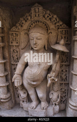 Vamana Skulptur, die Innenwand des Rani ki Vav, ein aufwendig konstruierte stepwell am Ufer des Flusses Saraswati. Patan, Gujarat, Indien. Stockfoto