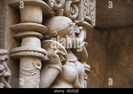 Geschnitzte götzen an der inneren Gehäusewand Rani ki Vav, ein aufwendig konstruierte stepwell am Ufer des Flusses Saraswati. Patan, Gujarat, Indien. Stockfoto