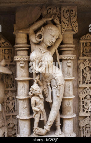 Geschnitzte götzen an der inneren Gehäusewand Rani ki Vav, ein aufwendig konstruierte stepwell am Ufer des Flusses Saraswati. Patan, Gujarat, Indien. Stockfoto
