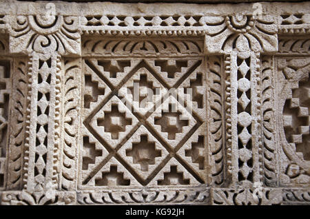 Geschnitzte Patola (Double Ikat) Muster auf die Innenwand der Rani ki Vav, ein aufwendig konstruierte stepwell am Ufer des Flusses Saraswati. Denkmal für Stockfoto