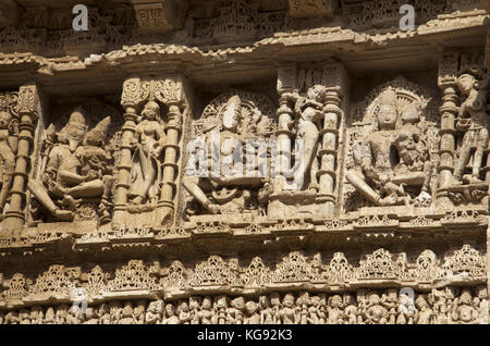 Geschnitzte Götzen auf der inneren Wand und Säulen der Rani ki Vav, ein aufwendig konstruierte stepwell am Ufer des Flusses Saraswati. Patan, Gujarat, Indien. Stockfoto