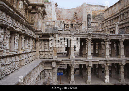 Geschnitzte Götzen auf der inneren Wand und Säulen der Rani ki Vav, ein aufwendig konstruierte stepwell am Ufer des Flusses Saraswati. Patan, Gujarat, Indien. Stockfoto