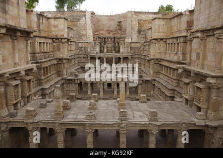 Geschnitzte Götzen auf der inneren Wand und Säulen der Rani ki Vav, ein aufwendig konstruierte stepwell am Ufer des Flusses Saraswati. Patan, Gujarat, Indien. Stockfoto