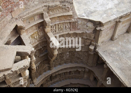 Geschnitzte Götzen auf der inneren Wand und Säulen der Rani ki Vav, ein aufwendig konstruierte stepwell am Ufer des Flusses Saraswati. Patan, Gujarat, Indien. Stockfoto