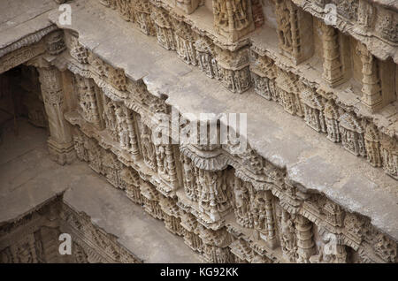 Geschnitzte Götzen auf der inneren Wand und Säulen der Rani ki Vav, ein aufwendig konstruierte stepwell am Ufer des Flusses Saraswati. Patan, Gujarat, Indien. Stockfoto