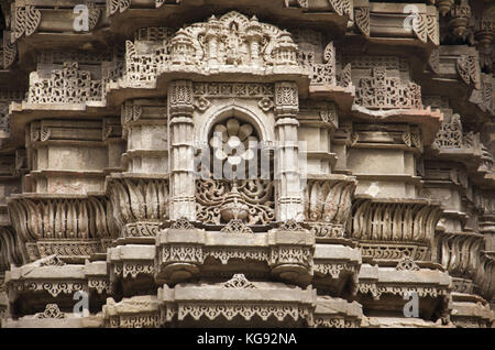 Carving Details an der Außenwand des Jhulta Minara, Ahmedabad, Gujarat, Indien. Stockfoto