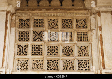 Geschnitzte jali an der Außenwand des sarkhej Roza, Moschee und dem Grab komplex. makarba, Ahmedabad, Gujarat, Indien. Stockfoto