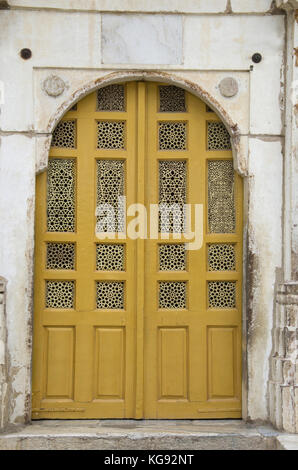 Geschnitzte jali an der Außenwand des sarkhej Roza, Moschee und dem Grab komplex. makarba, Ahmedabad, Gujarat, Indien. Stockfoto