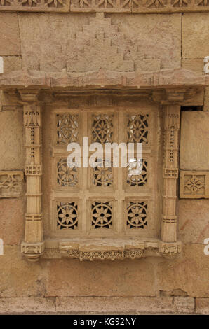 Geschnitzte jali an der Außenwand des sarkhej Roza, Moschee und dem Grab komplex. makarba, Ahmedabad, Gujarat, Indien. Stockfoto