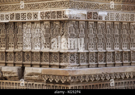 Carving Details an der Außenwand eines Masjid (Moschee) in der Nähe von Dada Hari stepwell, asarwa, Ahmedabad, Gujarat, Indien. Stockfoto