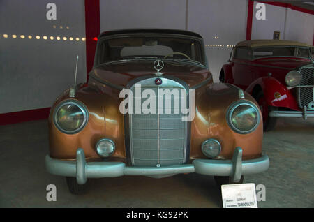 Mercedes Benz (Jahr 1955), Coach arbeiten - Reiselimousine, Deutschland. auto Welt Oldtimer Museum, Ahmedabad, Gujarat, Indien. Stockfoto