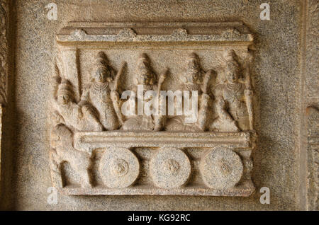 Carving Details an der Außenwand der Hazara rama Tempel. hampi, Karnataka, Indien. berühmt für die schönen bas Reliquien und Panels, die die Geschichte von t Stockfoto