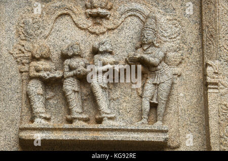 Carving Details an der Außenwand der Hazara rama Tempel. hampi, Karnataka, Indien. berühmt für die schönen bas Reliquien und Panels, die die Geschichte von t Stockfoto