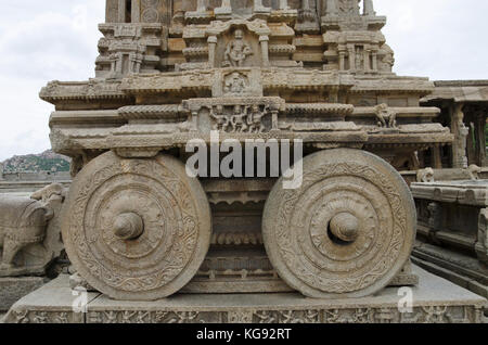 Carving details o der Stein wagen, Vittala Tempel. hampi, Karnataka, Indien im 15. Jahrhundert während der Herrschaft von König devaraya Zweite (1422 - 14 gebaut Stockfoto