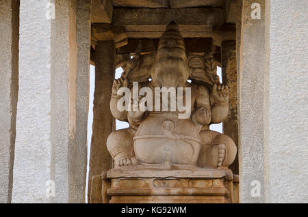 Geschnitztes Idol von Lord Ganesha, Saasivekaalu Ganesha Tempel auf Hemakuta Hill, Hampi, Karnataka, Indien Stockfoto