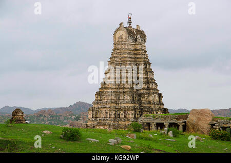 Ansicht der virupaksha Temple von hemakuta Hill, der auch als pampavathi Tempel, hampi, Karnataka, Indien Stockfoto