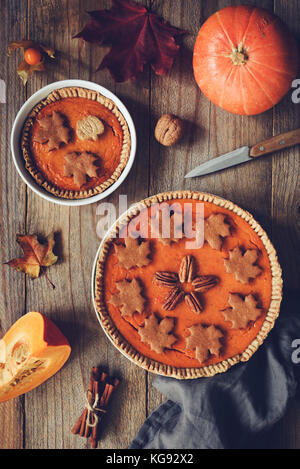 Hausgemachte Kürbistorte für Thanksgiving Abendessen am Holztisch. Ansicht von oben. Herbst essen, Thanksgiving Tag essen. Vertikal, getönten Bild Stockfoto