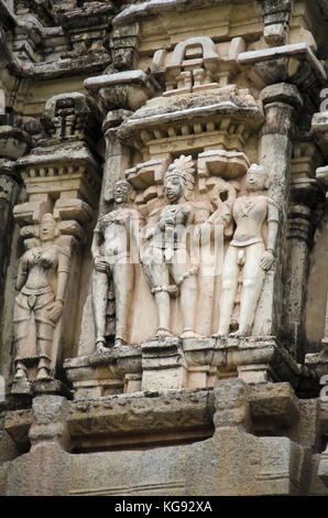 Carving Details auf der Gopuram der virupaksha Temple, die auch als pampavathi Tempel, hampi, Karnataka, Indien bekannt. Die kleineren inneren gopura und der ma Stockfoto