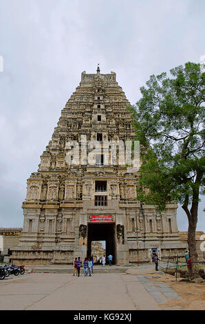 Geschnitzte gopuram Der virupaksha Temple, die auch als Pampavathi Tempel, Hampi, Karnataka, Indien bekannt. Stockfoto