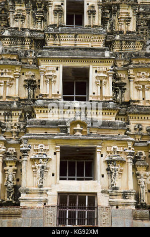 Carving Details auf der Gopuram der Virupaksha Temple, die auch als Pampavathi Tempel, Hampi, Karnataka, Indien bekannt. Stockfoto