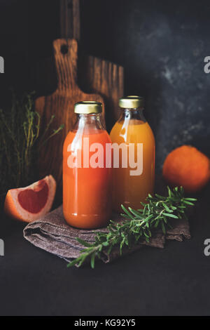 Frischen Zitrusfrüchten Saft in der Flasche. Grapefruit und orange Orangensaft mit Fruchtfleisch, gesunde detox Drink. Selektiver Fokus, getönten Bild Stockfoto
