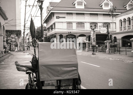 Manila, Philippinen - 3. Mai 2009: Rikscha-Fahrer ruht sich aus, während er in Intramuros, aka Walled City, in Manila, Philippinen, auf seine Kunden wartet Stockfoto