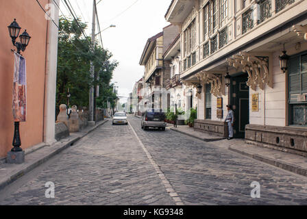 Manila, Philippinen - 3. Mai 2009: Wunderschöne Kolonialarchitektur mit Kopfsteinpflasterstraßen in Intramuros, alias Walled City, in Manila, Philippinen Stockfoto