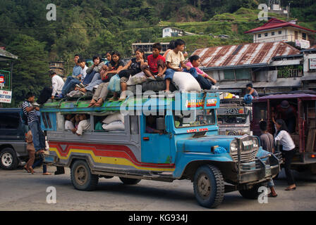 Banaue, Philippinen - 17. Juni 2009: Typische jeepney überlastet mit Passagieren in der Nähe von banaue, North Luzon, Philippinen. Jeepneys sind sowohl günstige öffentliche Stockfoto