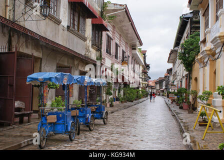 Vigan, Philippinen - 17. Juni 2009: Menschen und Dreiräder sind in der schönen kolonialen gepflasterten Straßen von Vigan in Nord Luzon, Philippinen. Stockfoto