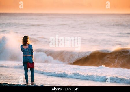 Batumi, Adscharien, Georgien - September 7, 2017: junge Frau Mädchen am Meer Ozean bei Sonnenuntergang oder Sunrise suchen Stockfoto