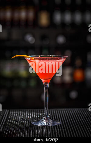 Nahaufnahme Glas cosmopolitan Cocktail mit Orangenschale in der Bar Hintergrund eingerichtet Stockfoto