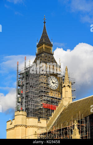 Gerüst kuvertieren Big Ben Elizabeth Tower Palace of Westminster Häuser des Parlaments für Restaurationen Renovierungen und Reparaturen. Bauarbeiten Stockfoto