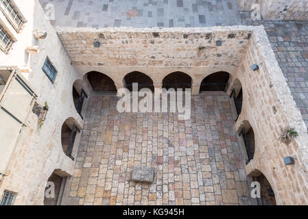 Das kopfsteinpflaster Innenhof in der Altstadt von Jerusalem, Israel. Stockfoto