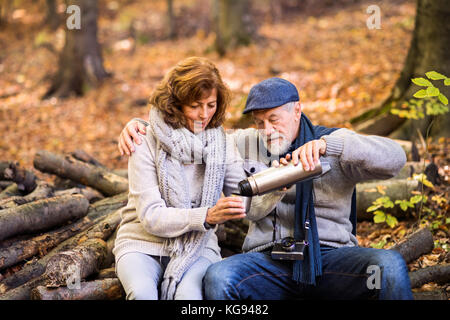 Senior Paar auf einem Spaziergang im Herbst Wald. Stockfoto