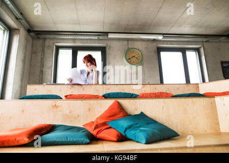 Reife Geschäftsfrau arbeiten in kreativen Büro. Stockfoto