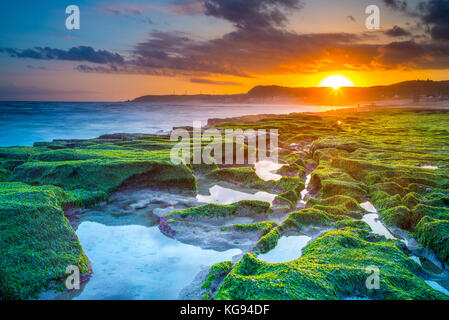 Sonnenaufgang am laomei Grün reef, nördlichen Küste in Taiwan Stockfoto