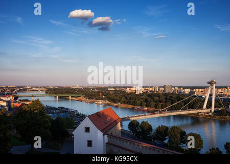 Die Slowakei, Bratislava die Skyline der Hauptstadt Stadtbild mit Donau bei Sonnenuntergang Stockfoto