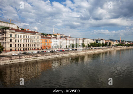 Ungarn, Budapest, die Skyline der Stadt mit historischen Gebäuden entlang der Donau, Buda Stockfoto