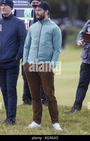 Prominente haben den ersten Tag beim Profi- und Amateurwettbewerb Alfred Dunhill Links Championship auf dem Old Course in St Andrews, Schottland, auf den Fairways gespielt. Mit: Jamie Dornan Wo: St Andrews, Großbritannien Wann: 05 Okt 2017 Credit: WENN Stockfoto