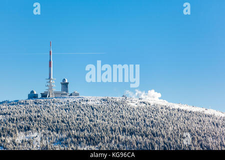 Blick zum Brocken Gipfel mit Brockenbahn Stockfoto
