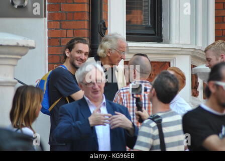 Craig Murray bei Gericht morgen Freund von Wikileaks Julian Assange wird vorgeworfen, die Verleumdung gegen Jake wallis Simons Stockfoto