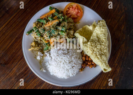 Munduk - toge: gedünstetem Gemüse, gebratenem Tofu/Tempe und Bohnen gewürzt mit zerquetschten gebratene Erdnüsse serviert mit Reis Stockfoto