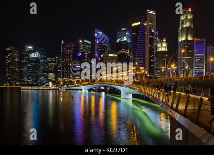 Asien Singapur Singapur Skyline und Jubilee Bridge bei Nacht Stockfoto