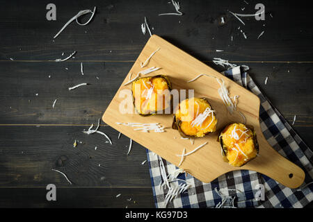 Toddy Palmkuchen (Khanom Tarn) auf einem Holzbrett, Thai Dessert, Draufsicht Stockfoto